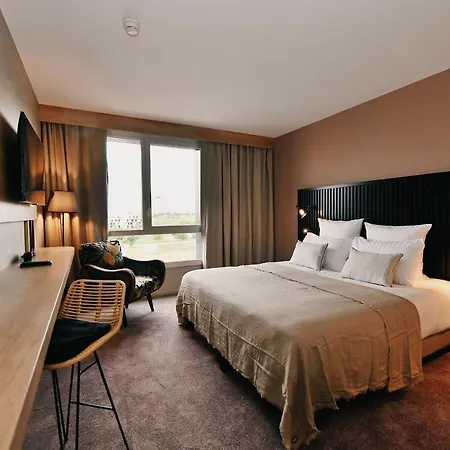 Golden Tulip Bezannes فندق