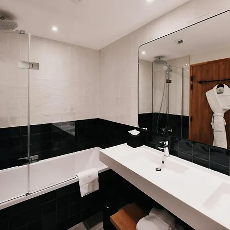 Golden Tulip Bezannes فندق 4*