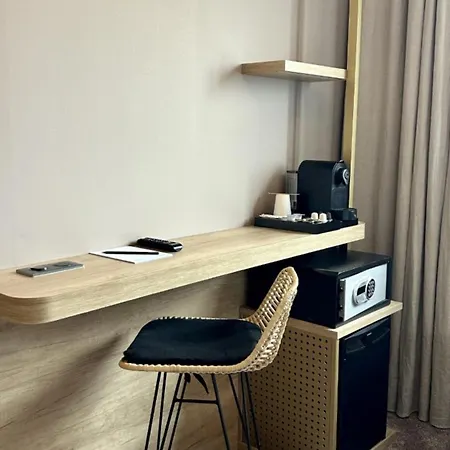 ホテル Golden Tulip Bezannes 4*