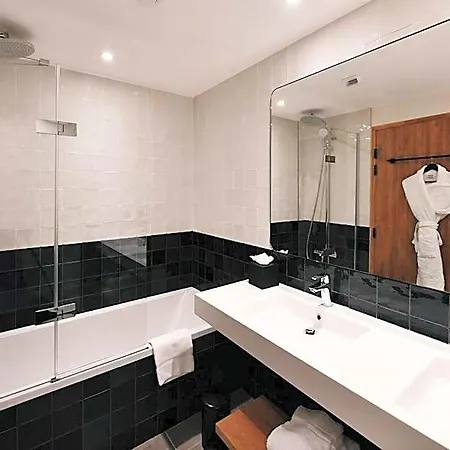 Golden Tulip Bezannes 4*