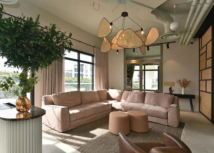 Golden Tulip Bezannes فندق