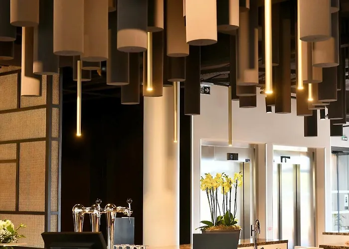 Golden Tulip Bezannes فندق 4*