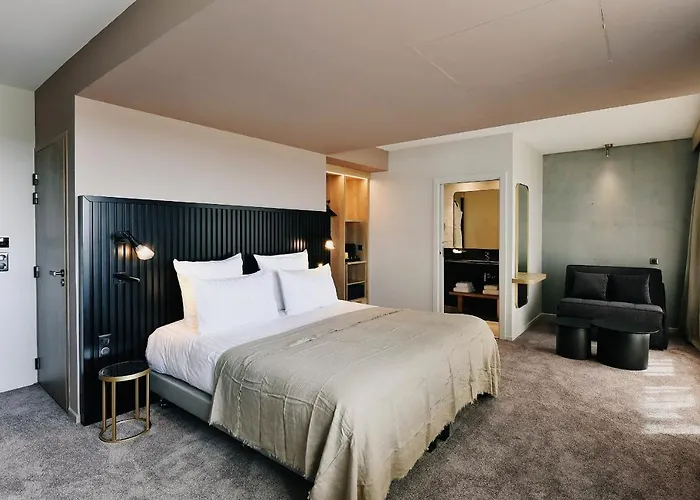 Golden Tulip Bezannes 4*