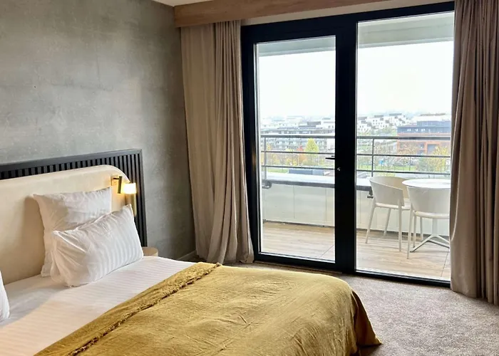 Golden Tulip Bezannes فندق