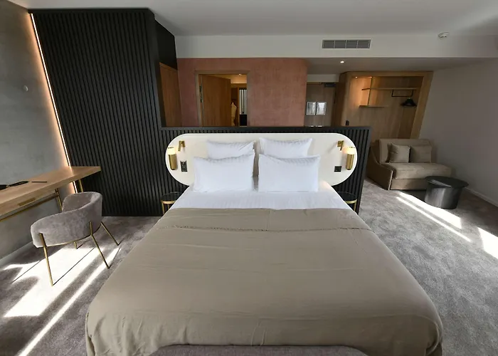 فندق Golden Tulip Bezannes رانس